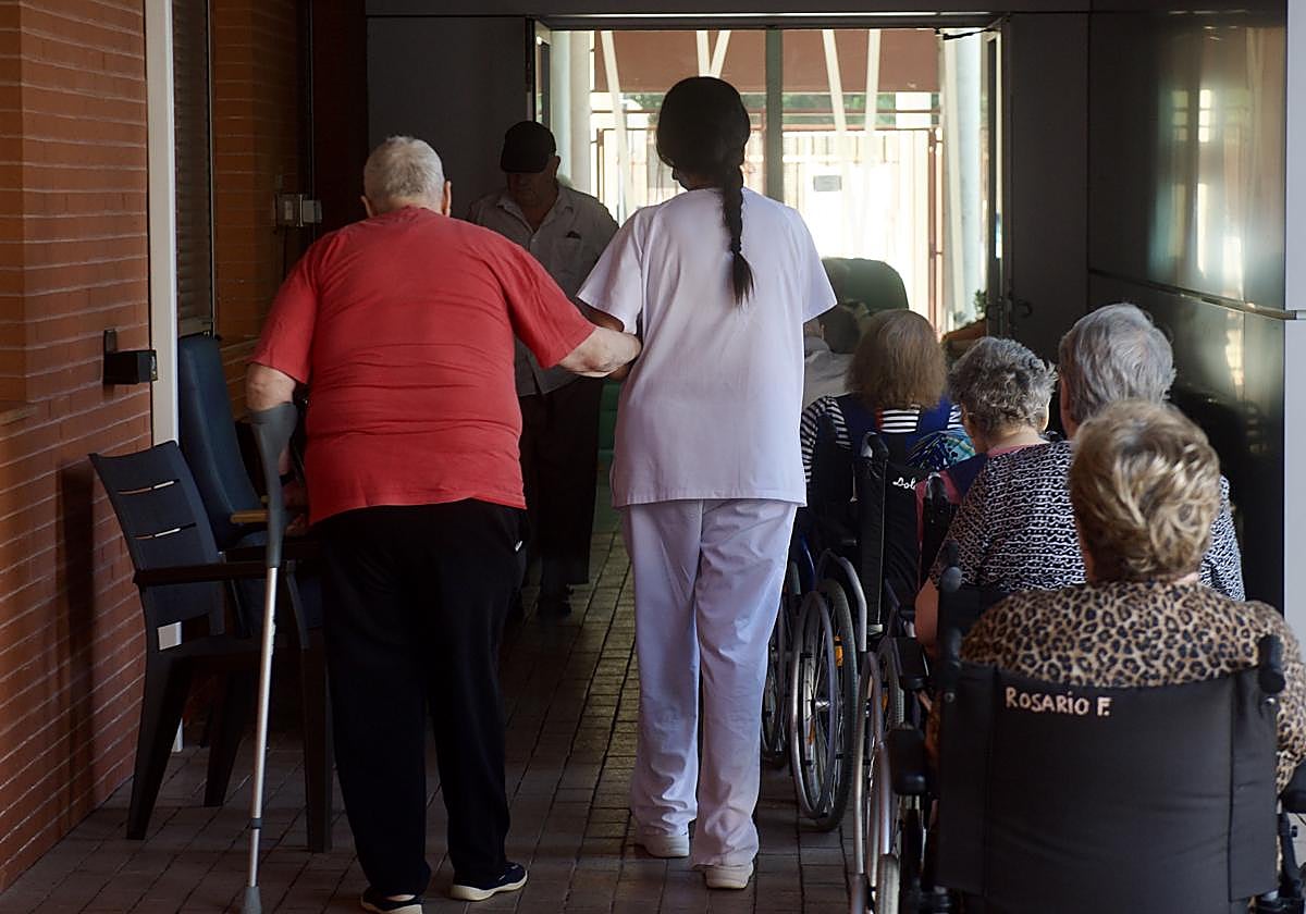 Una trabajadora acompaña a un usuario de la residencia Virgen del Valle, en una imagen de archivo.