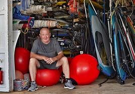 Ángel Fernández Saura, en la escuela de vela Socaire, en Santiago de la Ribera, a la que le unen gratos recuerdos.