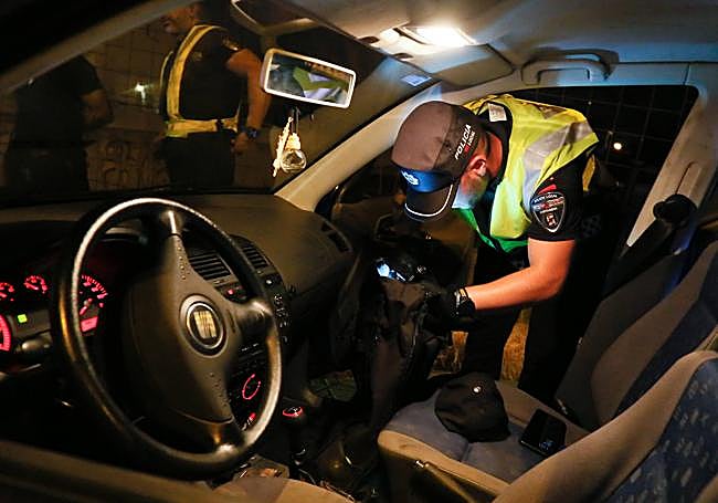 Un municipal registra un vehículo en un control.