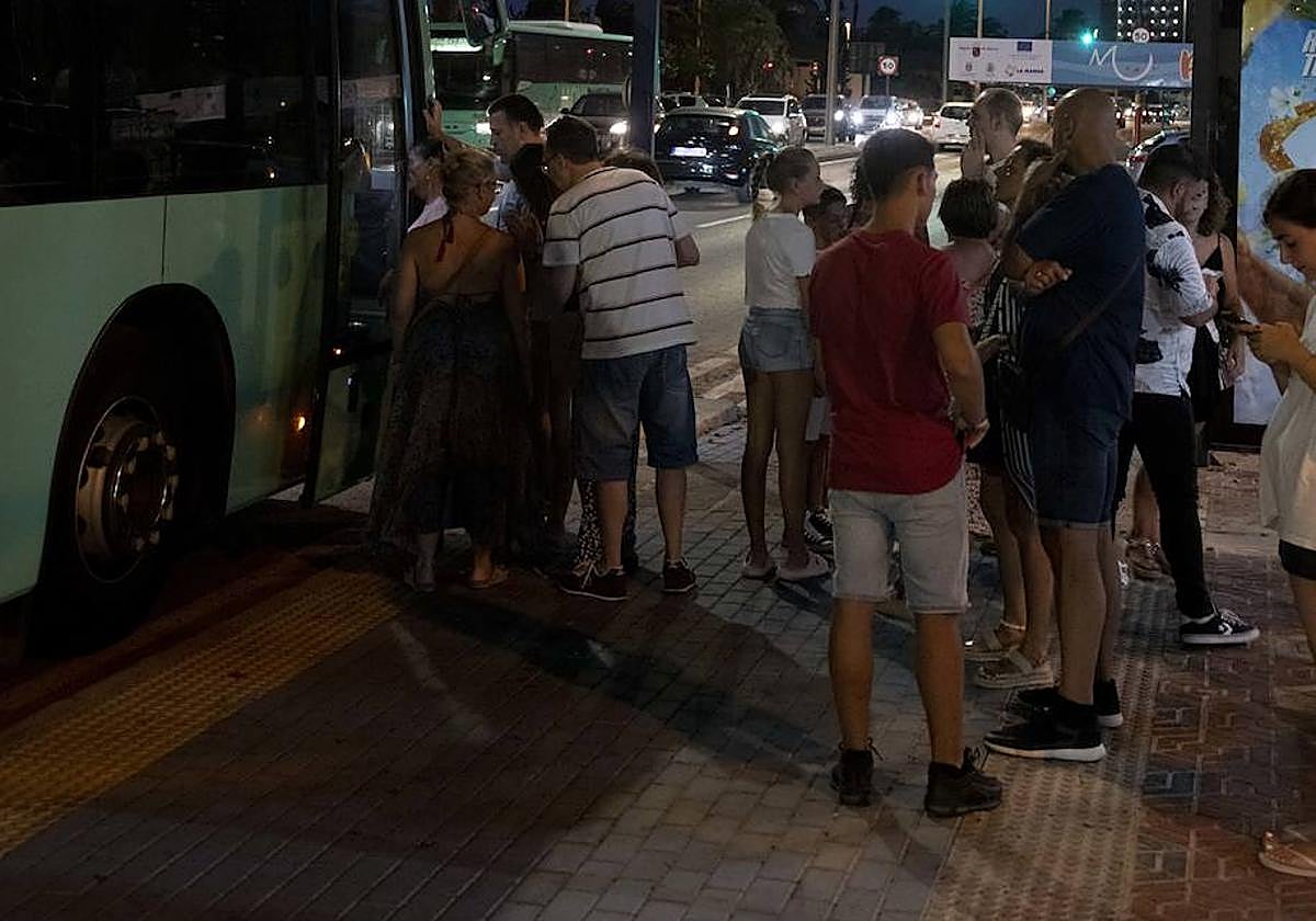 Viajeros esperan subir al autobús en la Gran Vía de La Manga, la semana pasada.