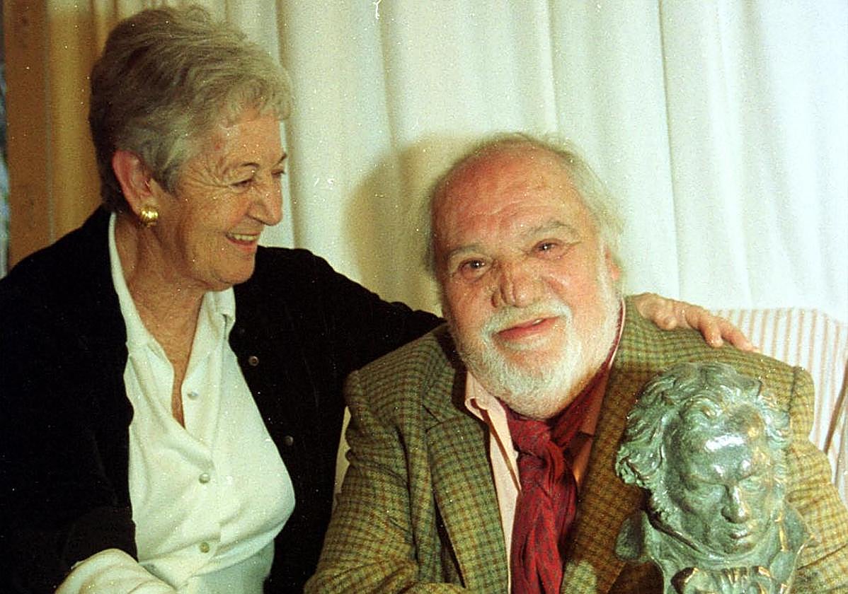 Asunción Balaguer y Francisco Rabal en su domicilio de Águilas tras conseguir el Goya a la mejor interpretación masculina en el año 2000.