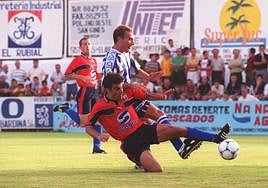 Nico, del Lorca, y Recarte, del Águilas, en el trofeo de 1999.