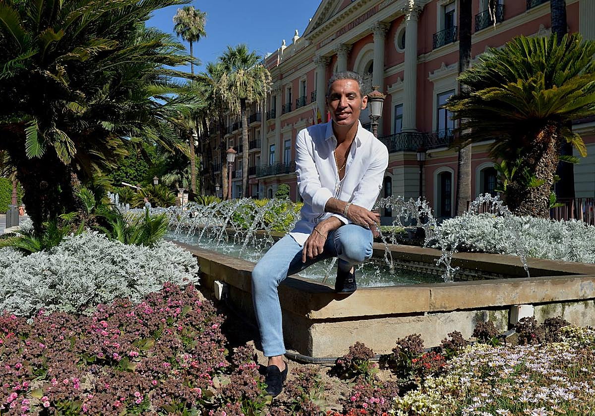 Pitingo, en una visita anterior a Murcia, en las fuentes de la Glorieta de España.