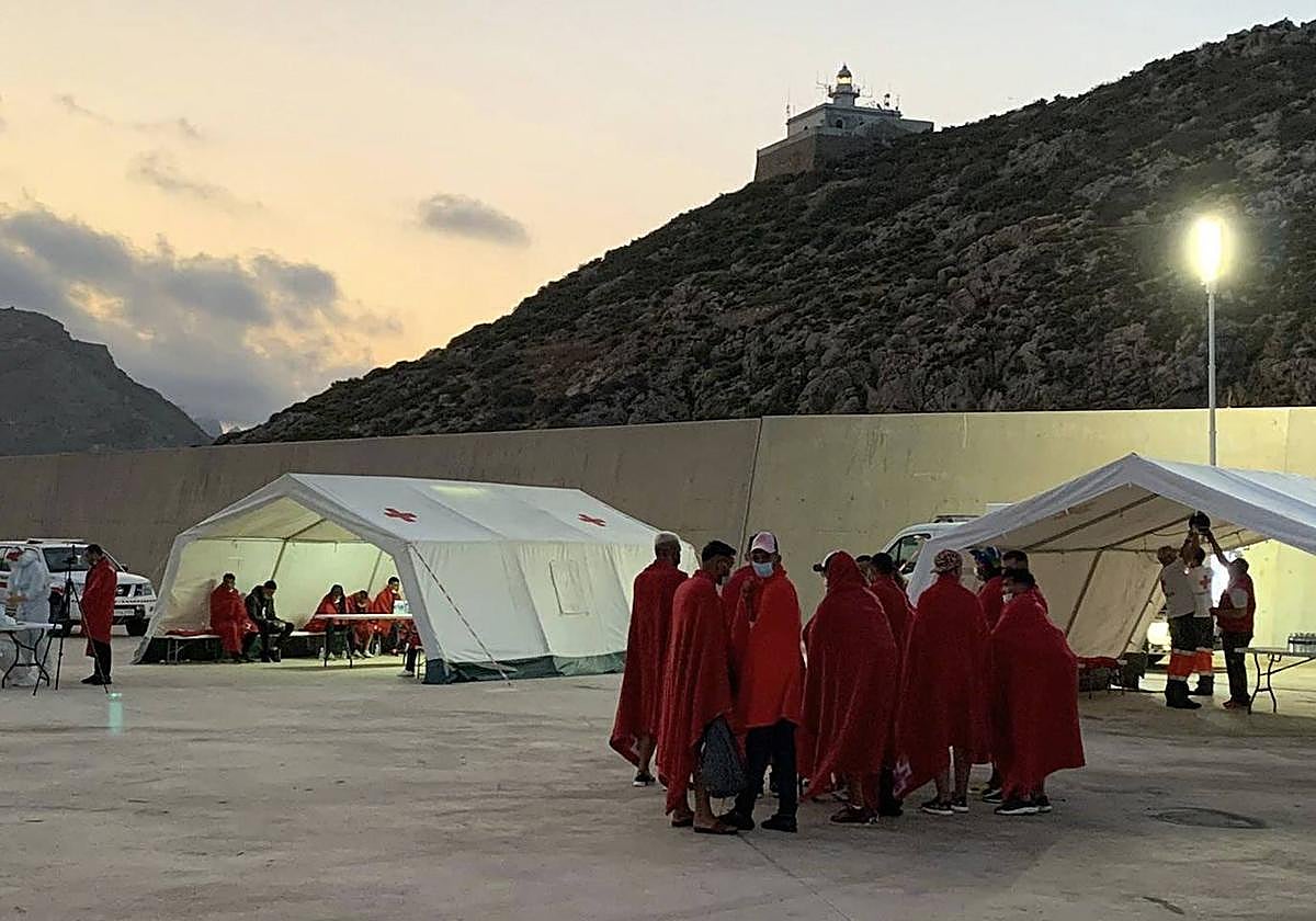 Cruz Roja atiende a inmigrantes en el puerto de la Escombreras, en una imagen de archivo.