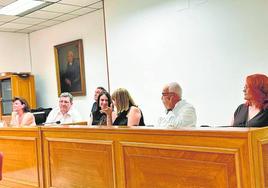 La bancada socialista, durante una sesión de un Pleno municipal.