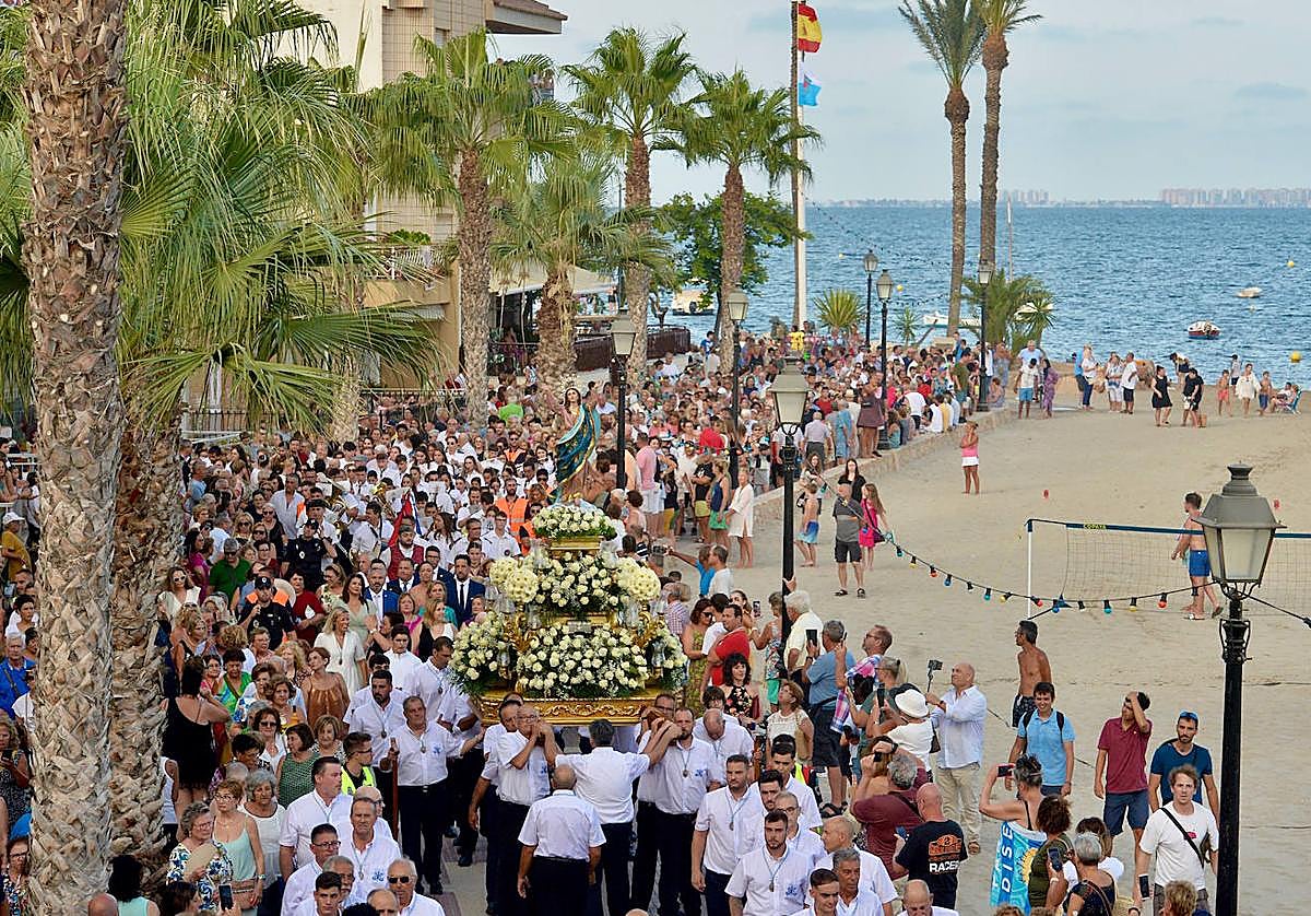 El trono de la Virgen de la Asunción, este martes, en su recorrido por el paseo marítimo de Los Alcázares.
