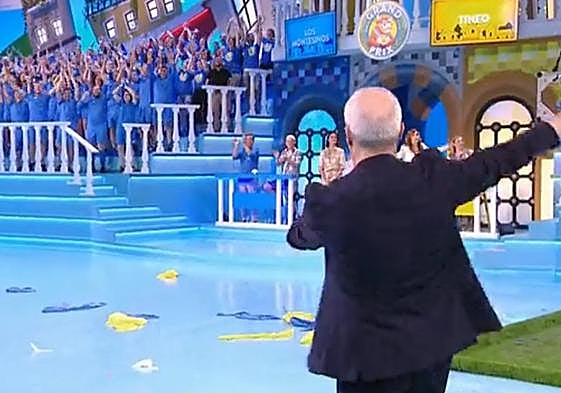 Los participantes de Los Montesinos saludan al presentador, Ramón García.