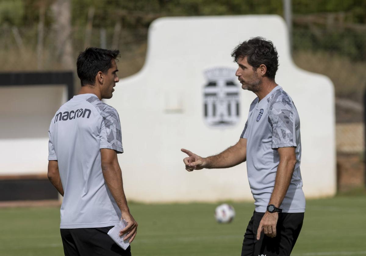 Sánchez del Amo (dcha.), ayer, charla con su segundo.