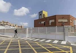 Un hombre pasa frente a la fachada principal del parque de bomberos de La Manga.