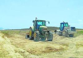 Trabajos de explanación y de preparación del terreno cerca de Sucina, paso previo para construir la plataforma ferroviaria.