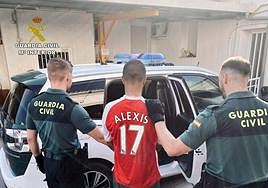Agentes de la Guardia Civil junto al detenido.