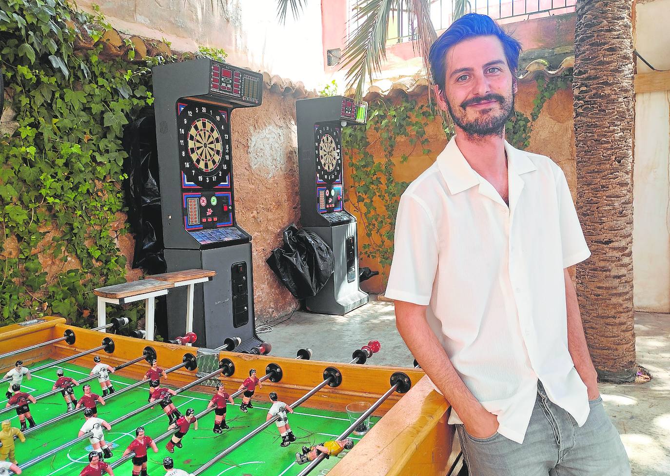 José Antonio Valera, director, guionista y productor de contenidos audiovisuales y escénicos, este miércoles, en el patio de la cafetería Platea de Bullas.