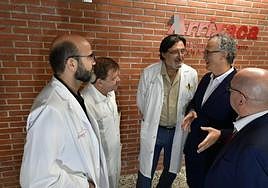 El consejero de Salud en funciones, Juan José Pedreño, mantuvo este jueves un encuentro con los profesionales del equipo de cirugía de la Arrixaca.