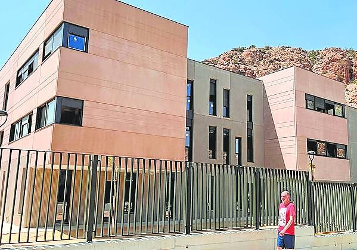 Roberto García, delante del nuevo centro educativo, este jueves.