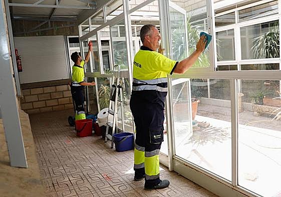 Operarios trabajan en poner a punto los colegios de Lorca.
