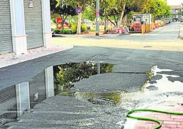 Una de las calles afectadas, con agua estancada por el desnivel.