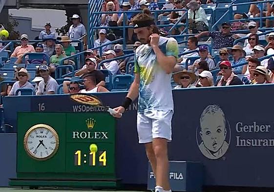 Stéfanos Tsitsipás, a punto de sacar, en el partido frente a Shelton.