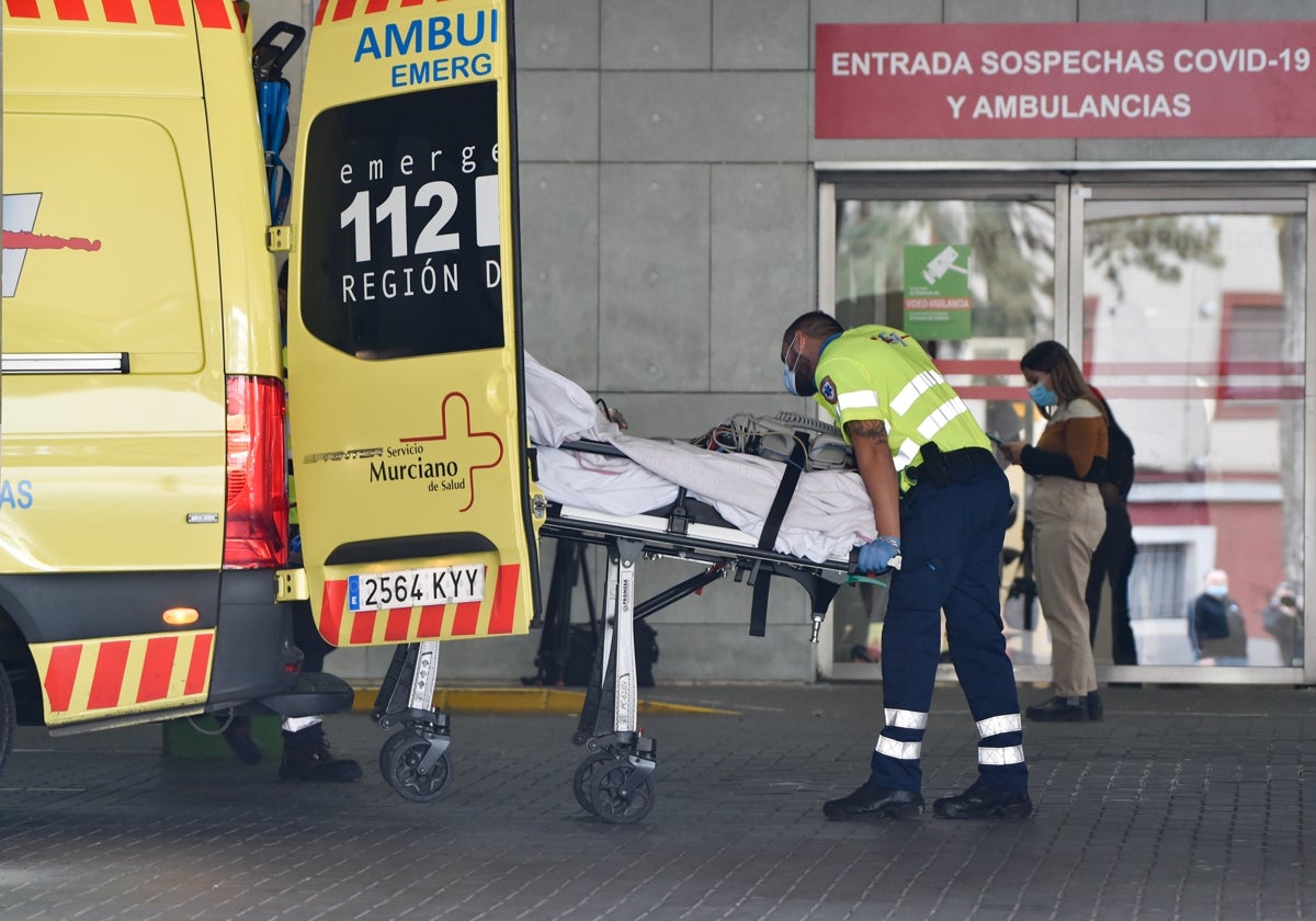 Un técnico de Emergencias traslada a un paciente en el servicio de Urgencias del Hospital Reina Sofía.