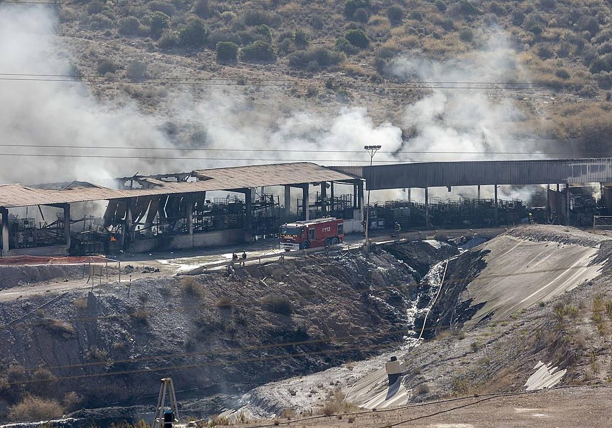 Las llamas devoran una nave en el Valle de Escombreras este viernes.