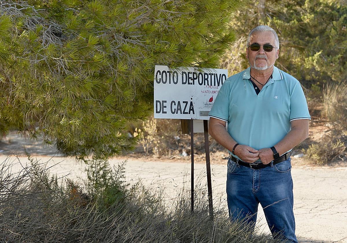 Francisco Bastida, en un coto de caza regularizado y situado en el Puerto de la Cadena, este viernes.