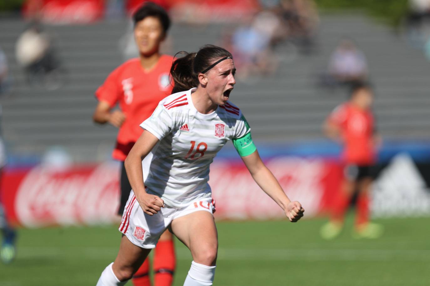Eva Navarro celebra un gol marcado con las categorías inferiores de la selección española.