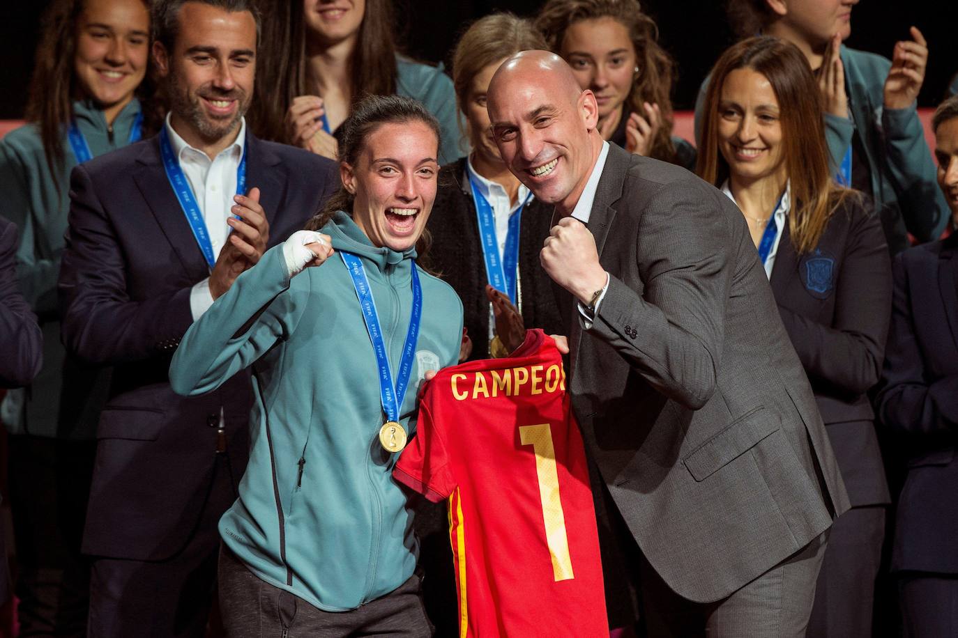 Eva Navarro, junto a Luis Rubiales, tras ganar el Mundial sub-17.