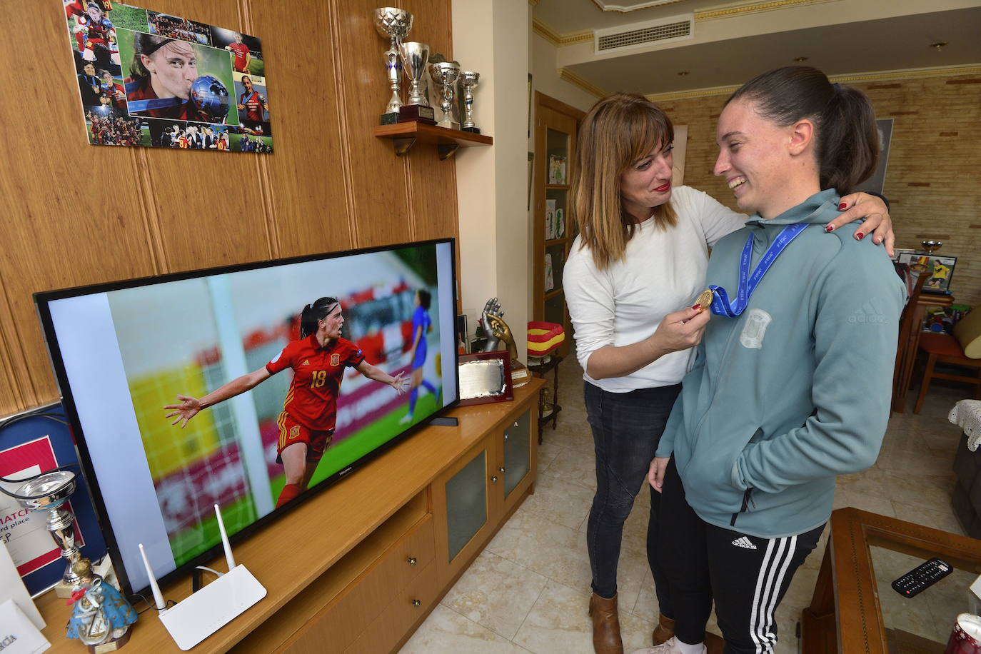 Eva Navarro, junto a su madre, con la medalla de oro del Mundial sub-20 colgada al cuello.