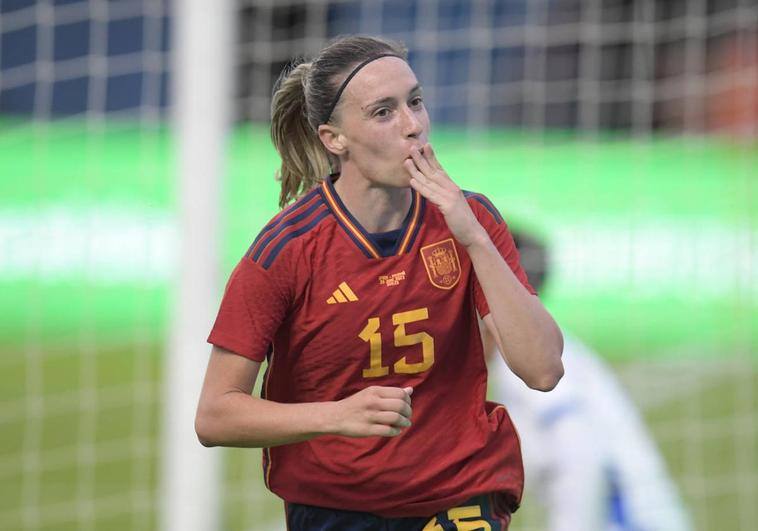 Eva Navarro celebra un gol con la selección española.