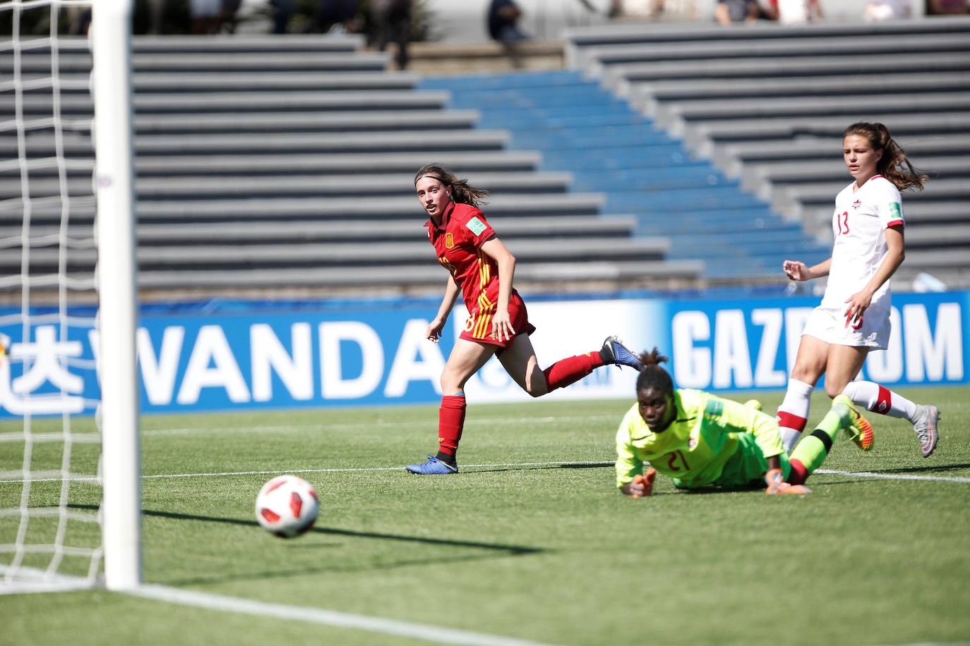 Eva Navarro anota un gol con la selección española sub-17.