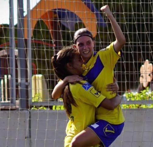 Eva Navarro celebra un gol con la camiseta del SPA Alicante.