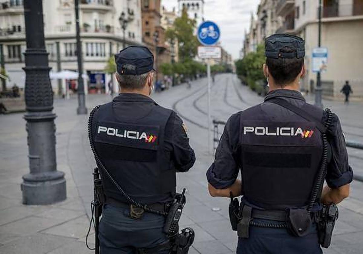 Dos agentes de la Policía Nacional.
