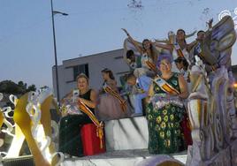 Las reinas de las fiestas, durante el desfile de las carrozas.