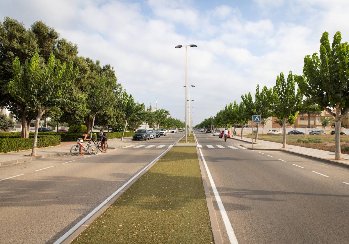 La calle Salar es una de las que estrena farolas en el municipio.