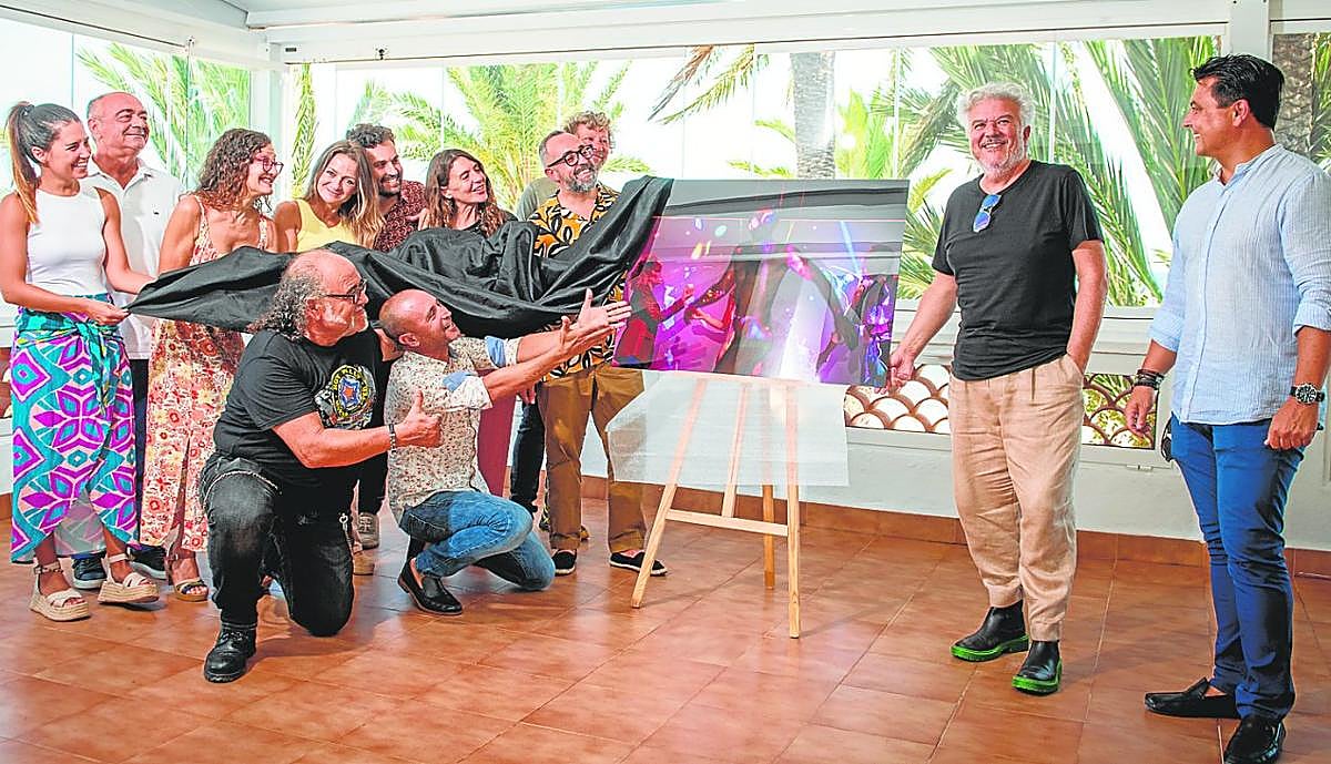 Celebración. Carmen Sabater, Pepe Ibáñez, Esperanza Clares, Maty Fernández, Manuel Madrid, Lola Manzano, David Martínez, José Antonio Nicolás 'Norris', Antonio Saura, Pepe H, Antonio Arco y el alcalde de San Javier, José Miguel Luengo, junto a la obra fotográfica entregada al crítico de LA VERDAD.