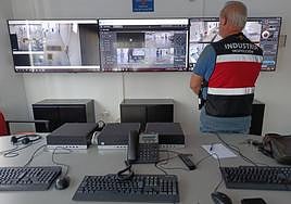 Un funcionario de la Comunidad Autónoma controla la revisión de vehículos en una ITV desde la sala de control de Alcantarilla.