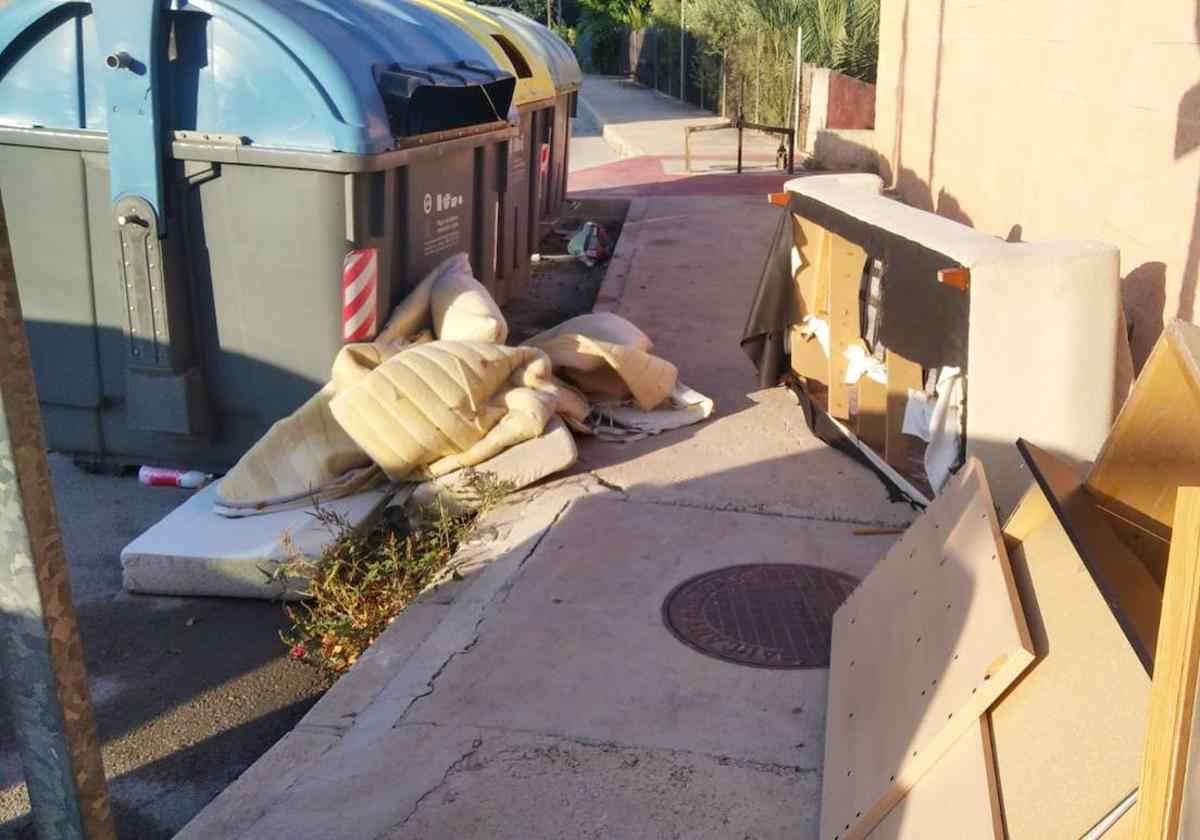 Acumulación de desechos en la Senda de los Garres.