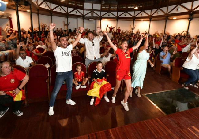 Familiares de Eva Navarro, con su madre en el centro, celebran el primer gol de España.
