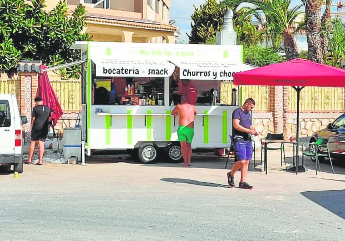 Uno de los puestos habilitados, en el acceso principal a Cala Capitán.