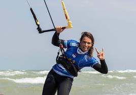 La kiteboarder murciana, Claudia León, en el Campeonato GKA Freestyle-Kite World Cup France 2023.