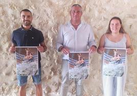 Los concejales Juan Antonio Gómez y Ana Sánchez, junto al alcalde de Pliego, Antonio Huescar, posan con el cartel de las fiestas patronales.