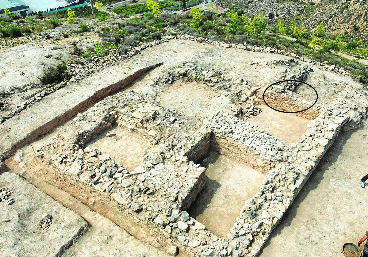 Imagen señalizada de la parte occidental de la torre defensiva, cuyas rocas fueron desplazadas el sábado.