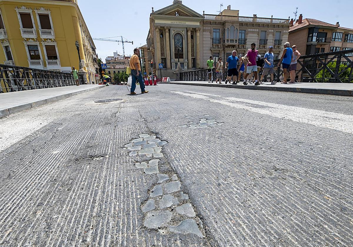 Adoquines aparecidos en el Puente Viejo durante las obras de movilidad de Murcia.