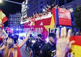 Las jugadoras de la selección recorren, anoche, la Gran Vía de Madrid en autobús descubierto para celebrar su triunfo con la afición.