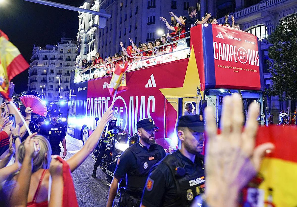 Las jugadoras de la selección recorren, anoche, la Gran Vía de Madrid en autobús descubierto para celebrar su triunfo con la afición.