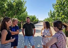Irene Jódar y Nines Mazuecos, concejalas del PSOE junto a las víctimas de uno de los atracos.