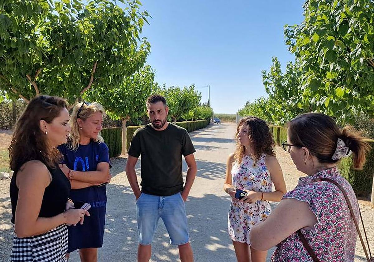 Irene Jódar y Nines Mazuecos, concejalas del PSOE junto a las víctimas de uno de los atracos.