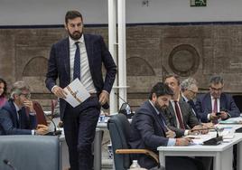 Antelo pasa por detrás de Fernando López Miras en la Asamblea Regional, en una imagen de archivo.