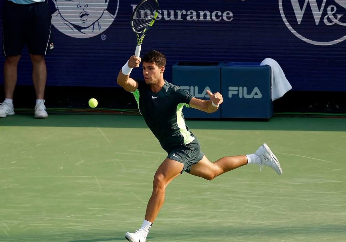 Carlos Alcaraz golpea una bola en un partido del Masters 1000 de Cincinnati.