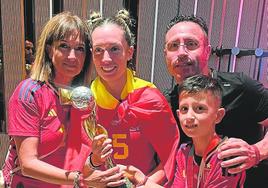 Eva Navarro, con sus padres y su hermano en Madrid.