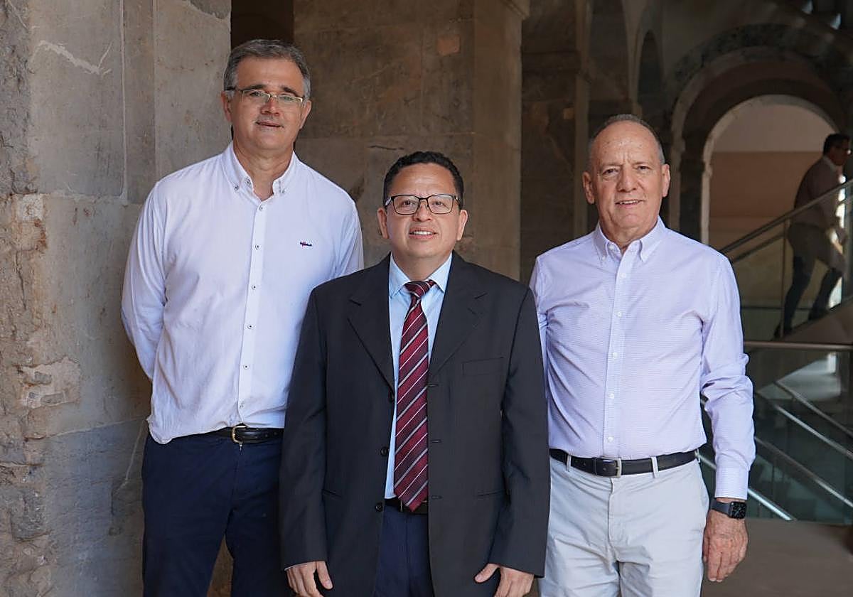 Investigadores de la UPCT que han desarrollado la mano robótica-